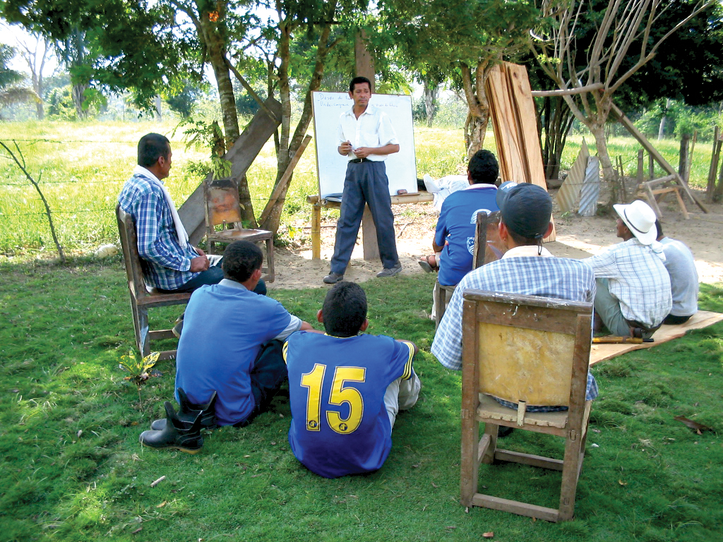 Reunión comunitaria de formación productiva al aire libre