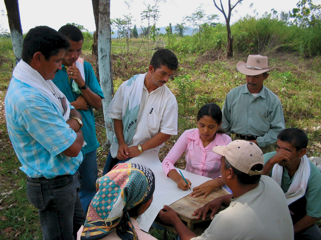 Comunidad participando en un ejercicio de planeación territorial al aire libre