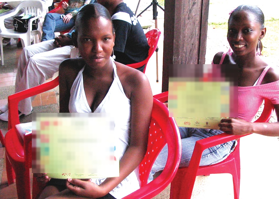 Dos jóvenes muestran los certificados de un proceso de formación