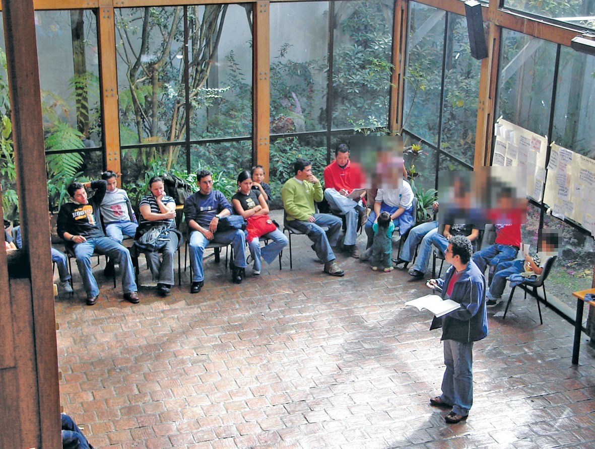 Taller comunitario de Flor Naciente en un patio cubierto